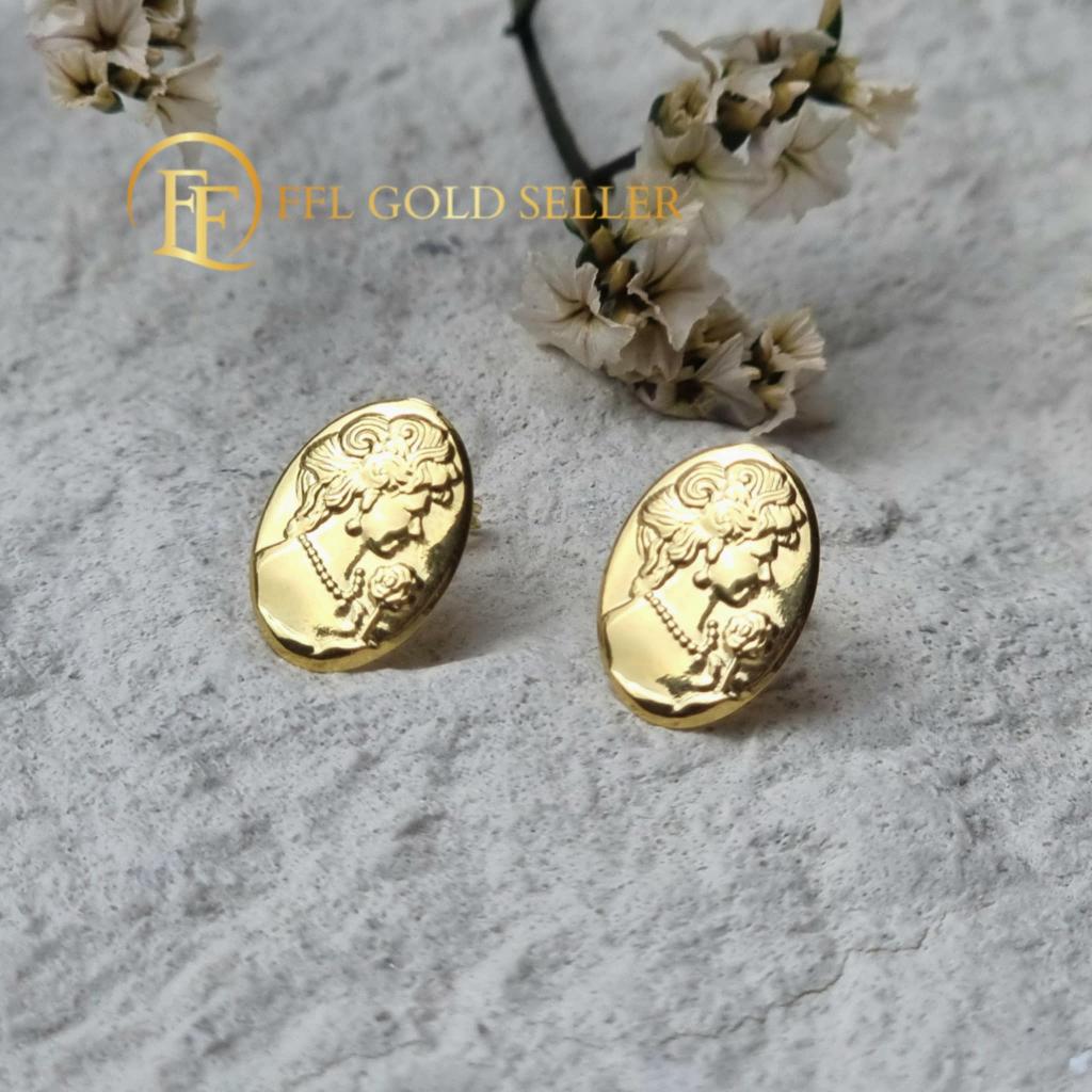 Oval Queen E Stud Earrings