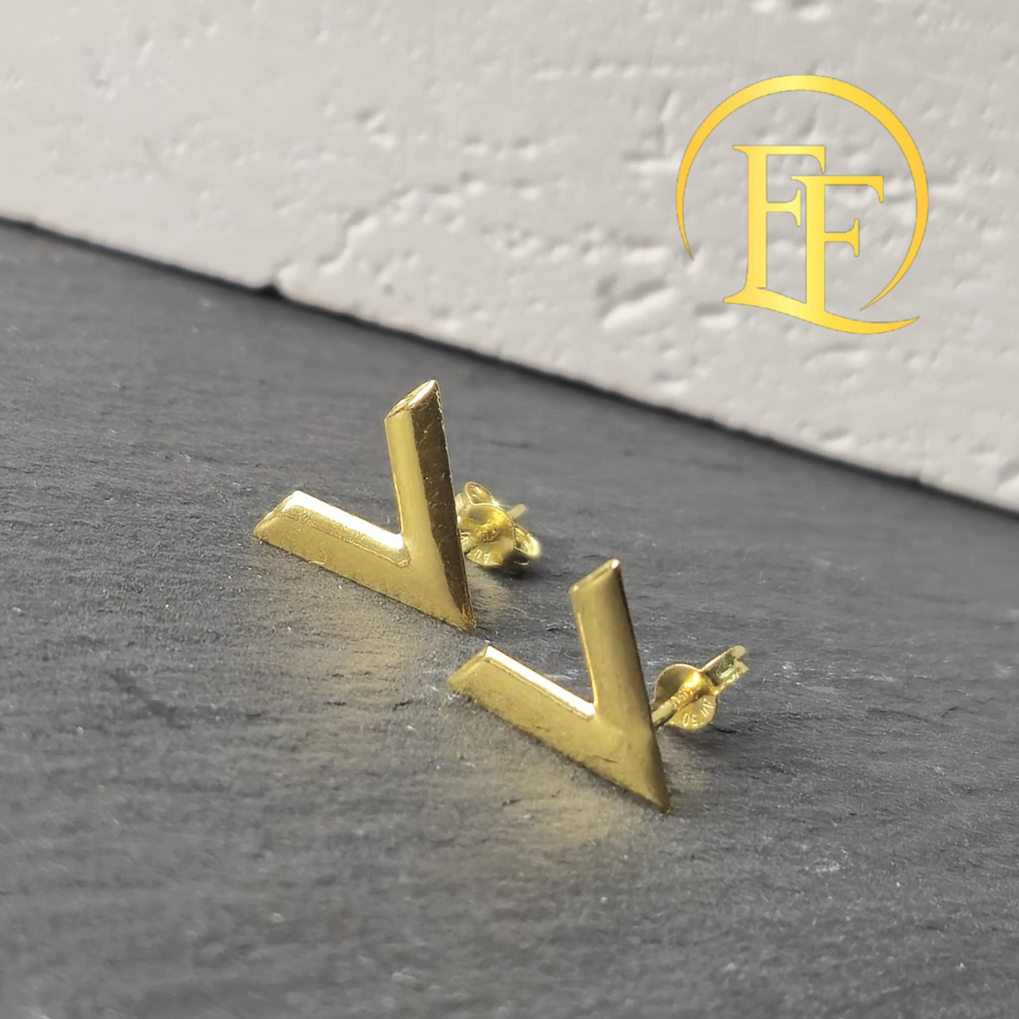 Simple V Stud Earring